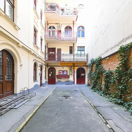 Two Bedroom Apartment In The City Center Apartman
